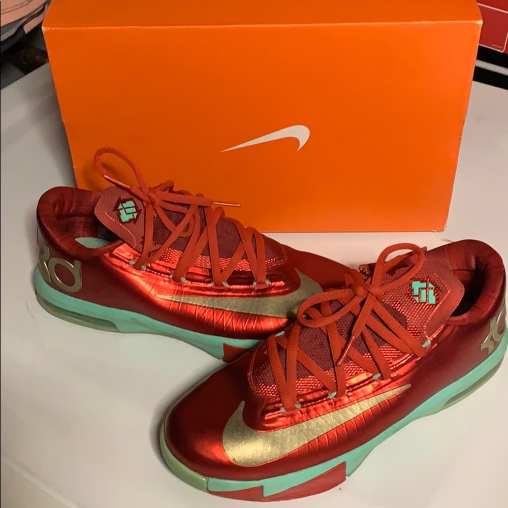 KD VI KEVIN DURANT CHRISTMAS EDITION CRIMSON RED DS SNEAKERS SIZE 4.5y USED